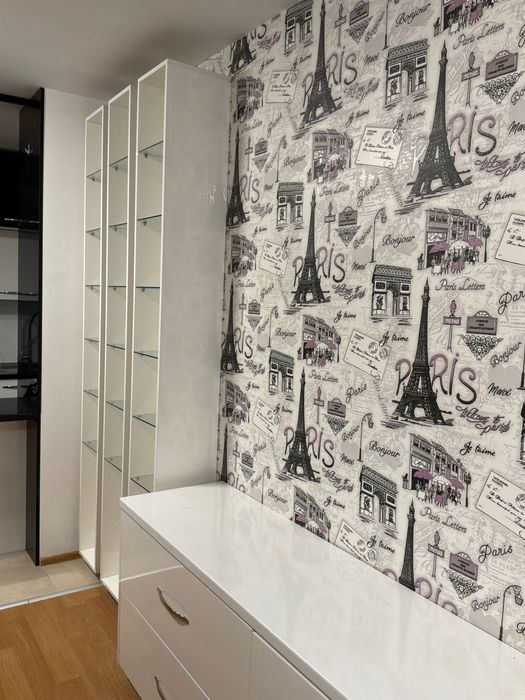 витрина бяла и стъклена дизайн и секция