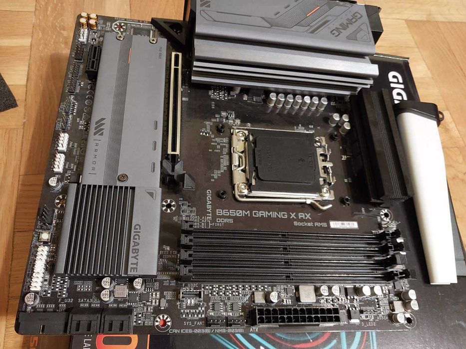 AMD Ryzen 7 9800X3D + Gigabyte B650M Gaming X AX Wi-Fi rev.1.3