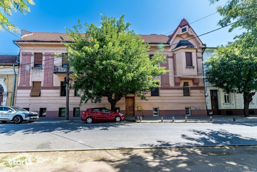 Apartament cu 4 camere si terasa si curte proprie, langa primarie