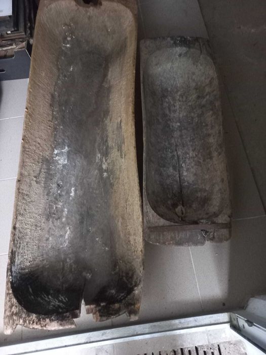 Scaune vechii din lemn si covata din lemn