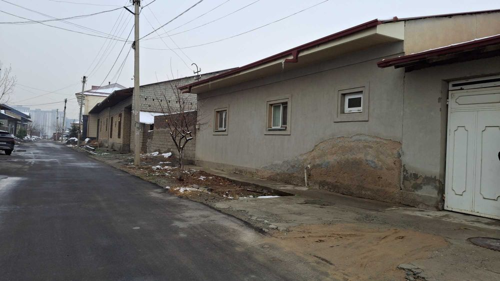 Motrid qorasuv hovli sotiladi 12 sotiq zudlik bilan