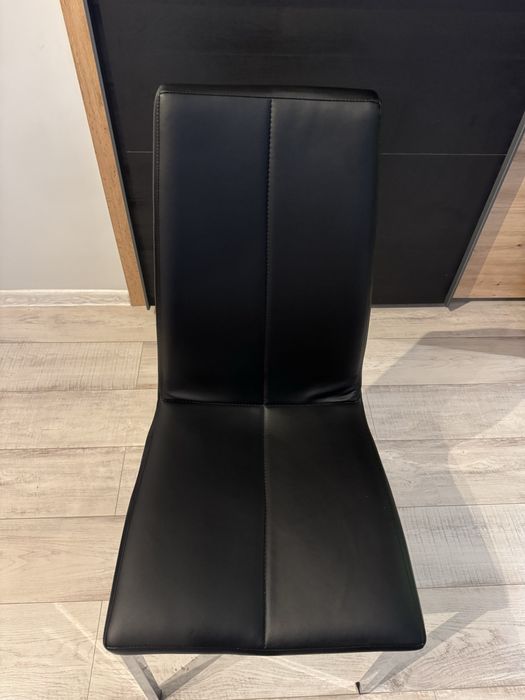 Кухненска маса VEDDE и  4-ри Кухненски стола ASAA