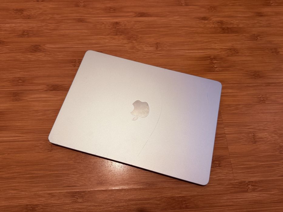 MacBook Air 13” 2025, Procesor Apple M4, 16GB RAM, 256GB SSD, baterie 100%