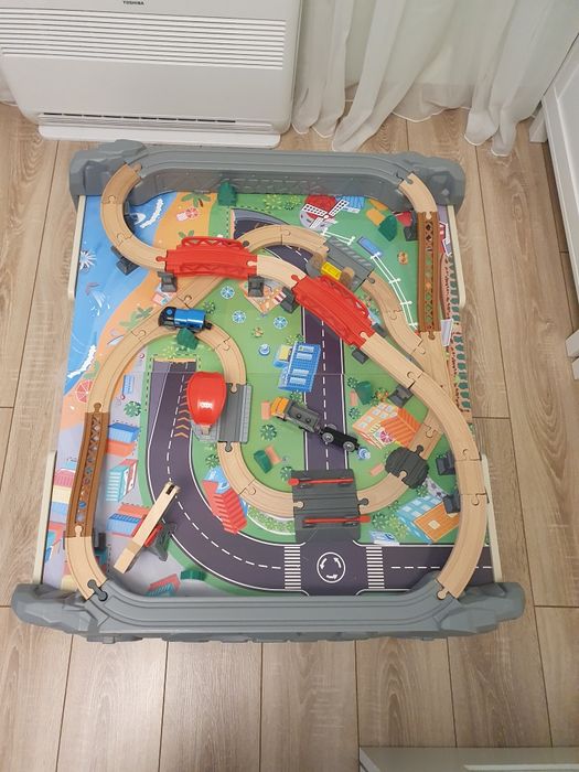 Игрален комплект Hape - Дървена влакова композиция с маса, 70 части