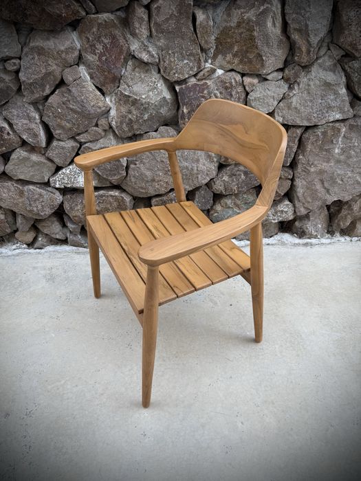 Стол от тиково дърво и дамаска