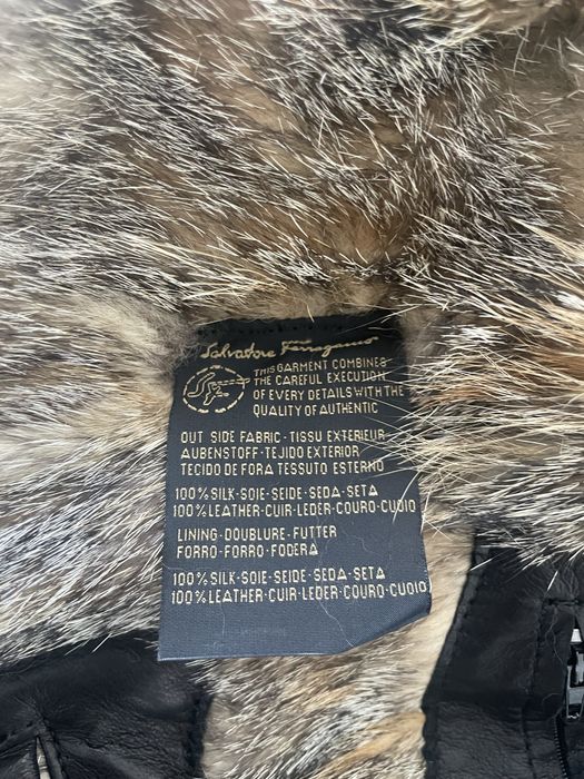 Кожено яке със косъм от вълк.