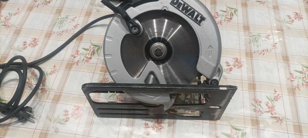 Ръчен  циркулярен трион Девалт DWE560