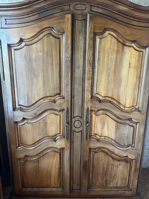 Масивен орехов гардероб