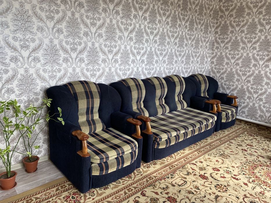 Продам диван с креслами