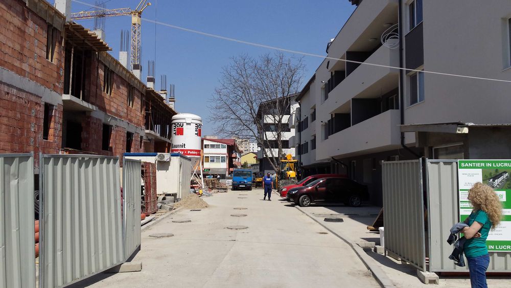 Decomandat 2 camere + 2 locuri parcare, zonă de case, Sălăjan