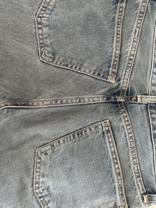 Blugi- Zara - albastri , talie medie , marimea 36 . este potrivit si pentru 34.
