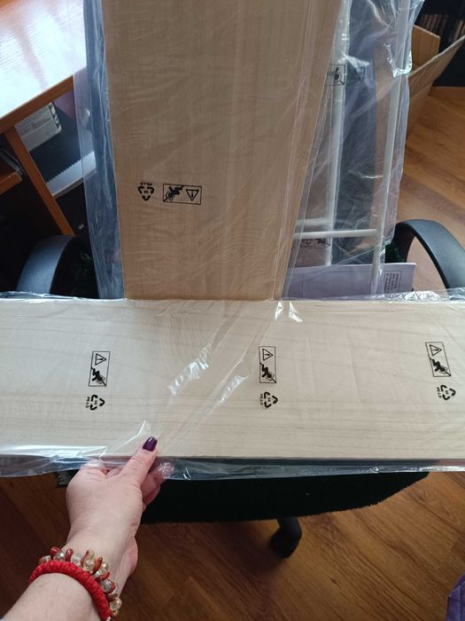 Метални Стенни етажерки в два цвята