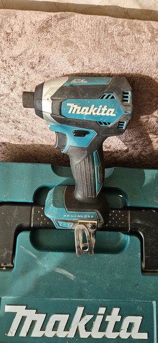 MAKITA комплект машини в много добро състояние, с зарядно и 5 батерии.