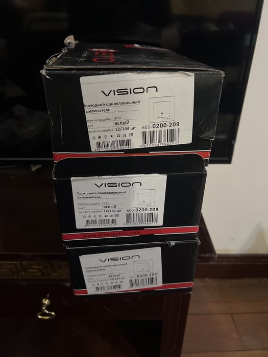 Продам проходной одноклавишный выключатель