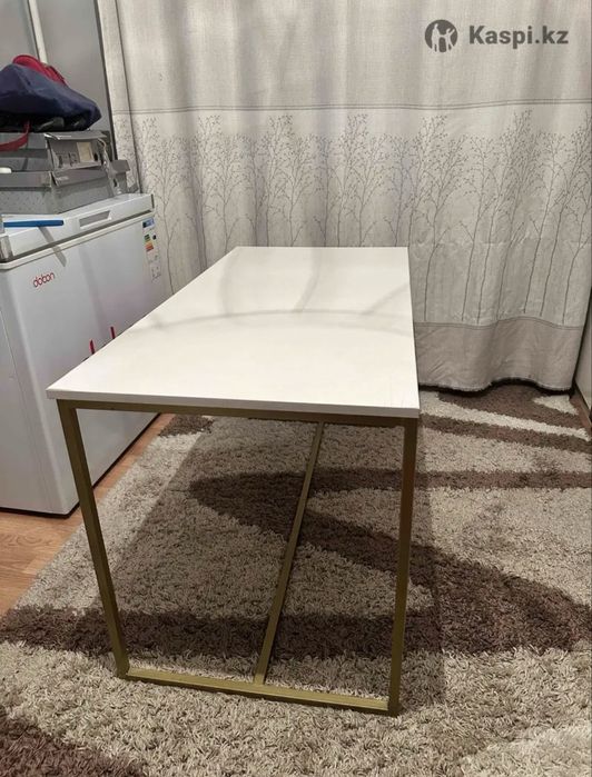 Продам стол для бутика