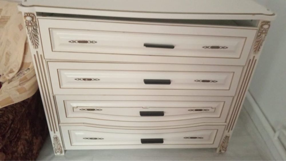 Комод пен айна сатылады