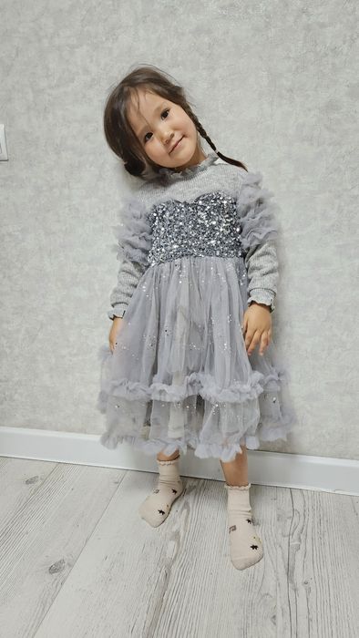 Продам нарядные платья для девочек 128 рост