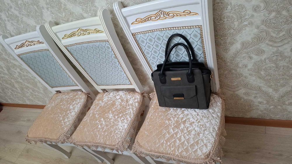 Стол и стулья для гостиной