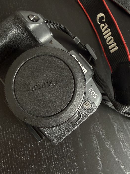 Беззеркалка Canon RP body