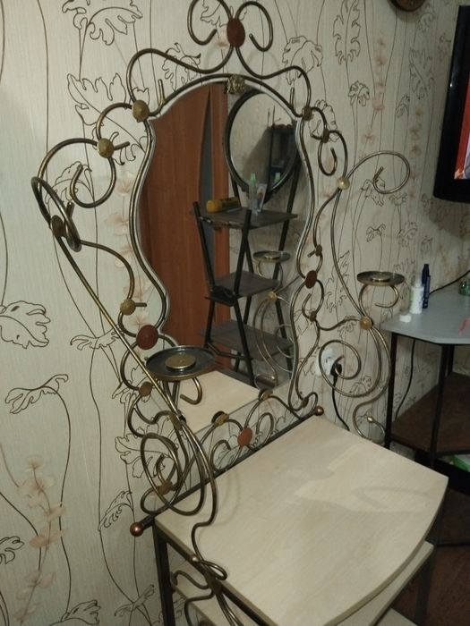 Дамский столик!Ручная работа.