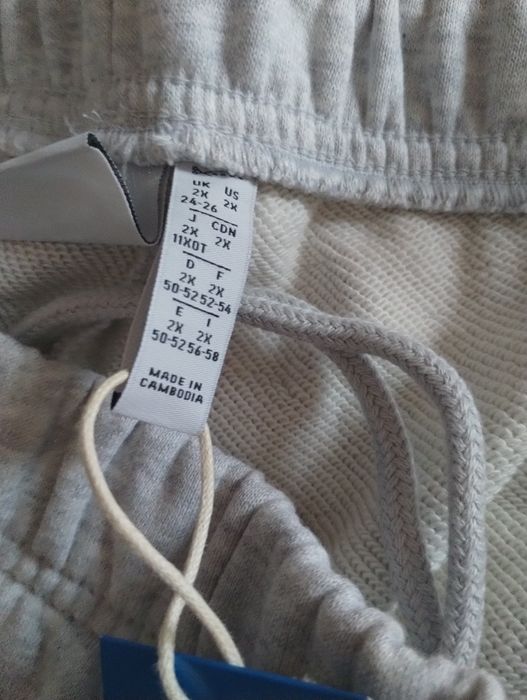 Продавам чисто ново дамско долнище Adidas