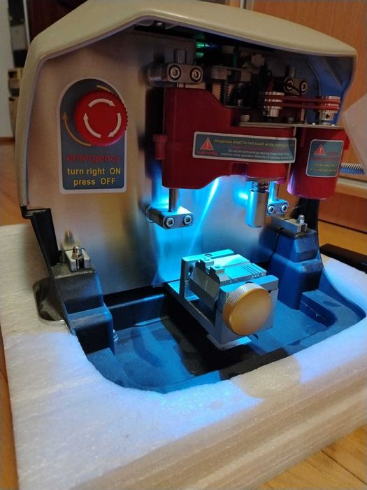 Masina copliat chei auto X6 - stare excelenta - set cleme incluse