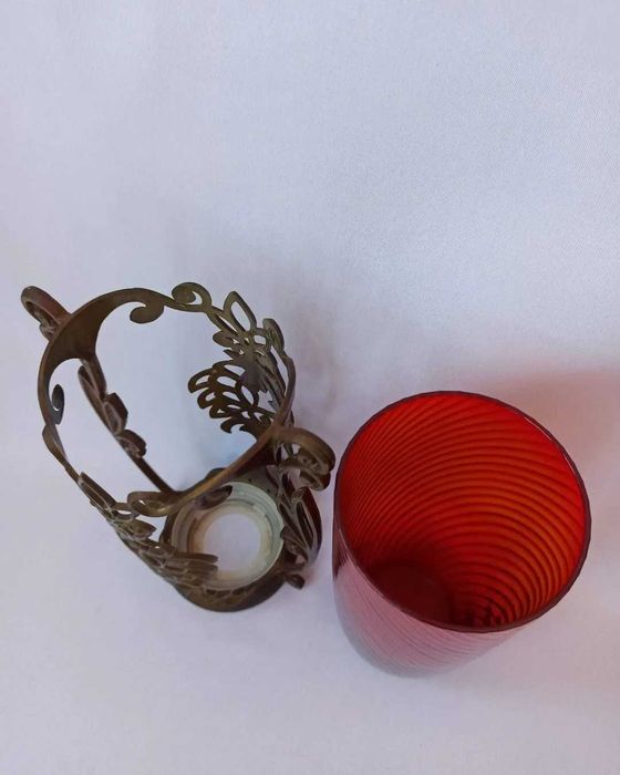 Винтажная ваза из рубинового стекла.