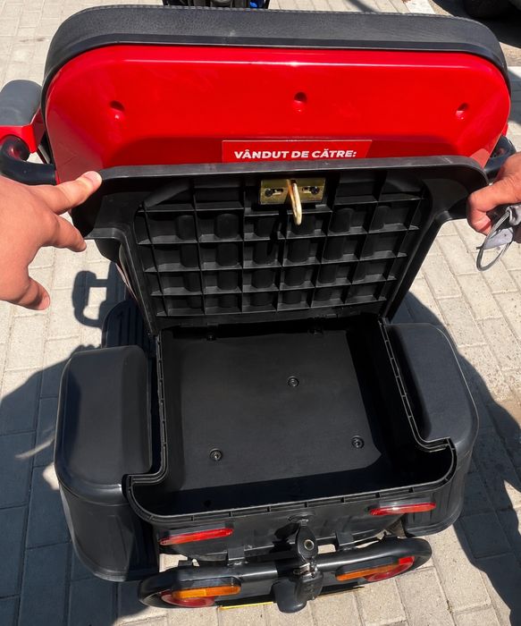 Vând moped electric cu 3 roți – an fabricație 09.04.2024 – 1.343 km . Predare în Cugir!