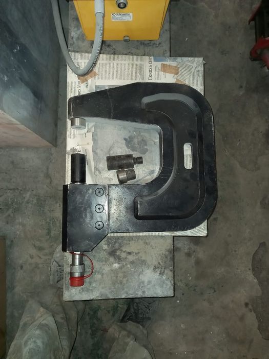 Клепальник , клепатор .