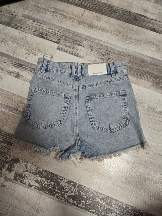 Blugi stradivarius scurti cu pietricele mărime 32