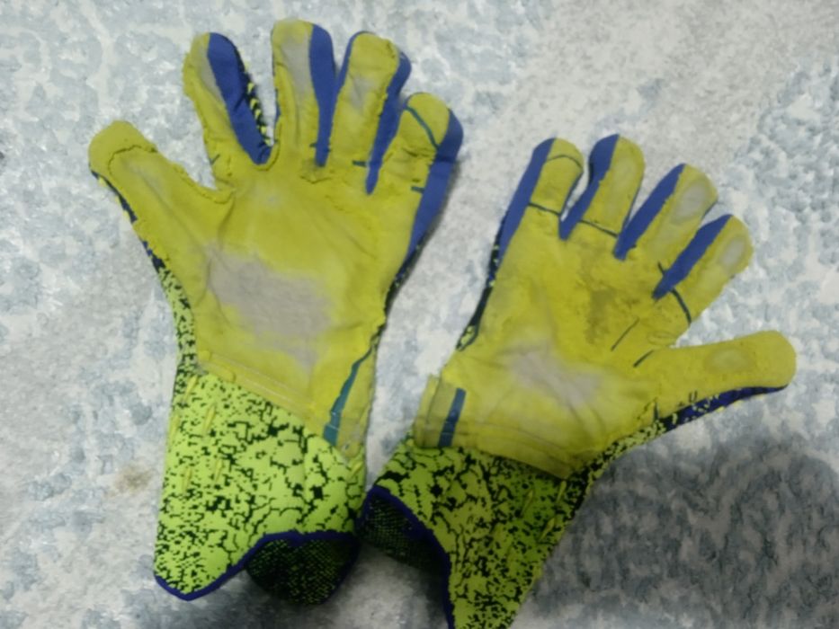 Продаю перчатки для футбола