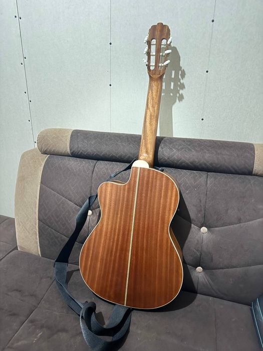 Gitara Tagima sotiladi yangi holatta pul zaruligi uchun sotyapman