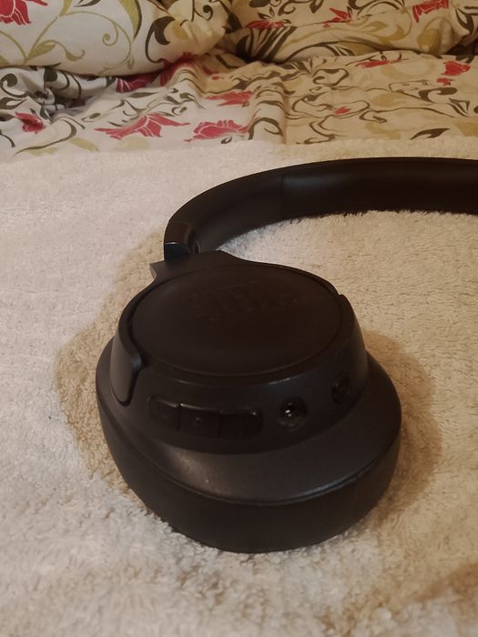 Продам наушники jbl 720