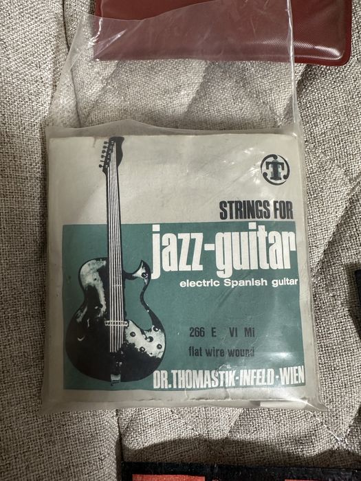 Нови ретро струни за китара