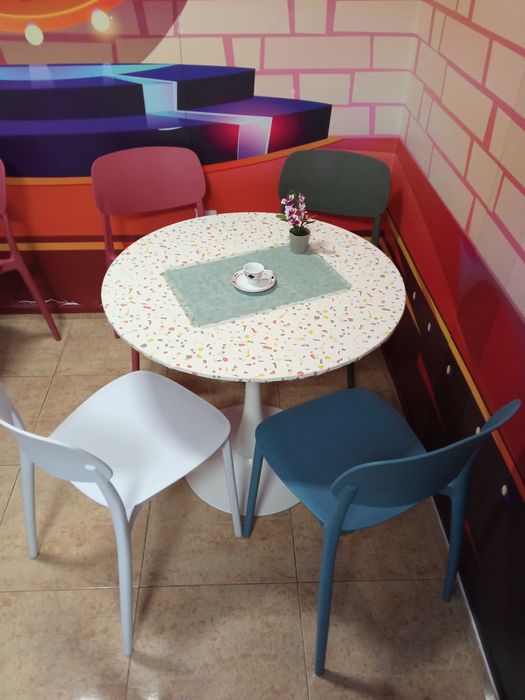 Кръгла бяла маса с 4 стола