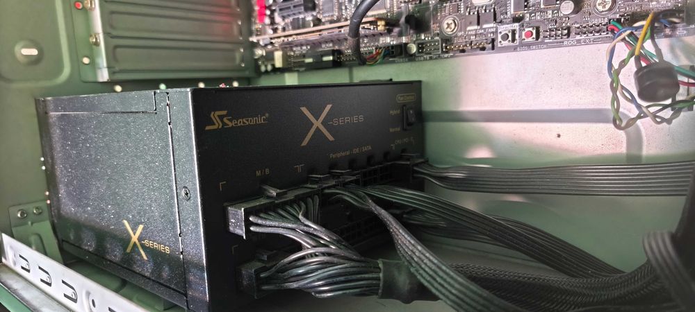 Unitate PC Young Timer Gaming - Asus Rampage IV Black Edition, i7-4960X Extreme, 16GB DDR3, Asus HD 6970 2GB, SSD 128 + 250Gb, Seasonic 850 Gold