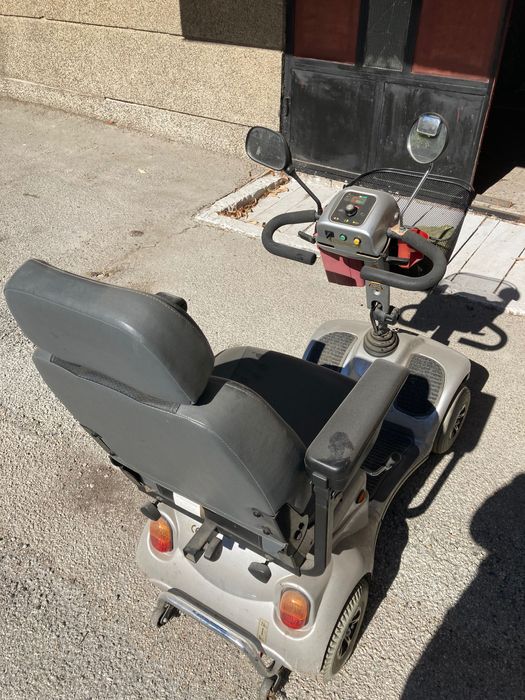 Електрическа инвалидна количка с кош