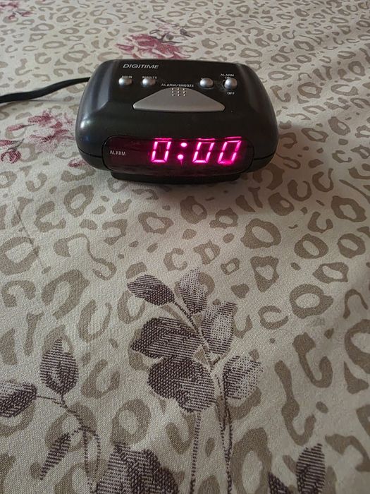 Ceas digital cu alarmă și  priză și baterie