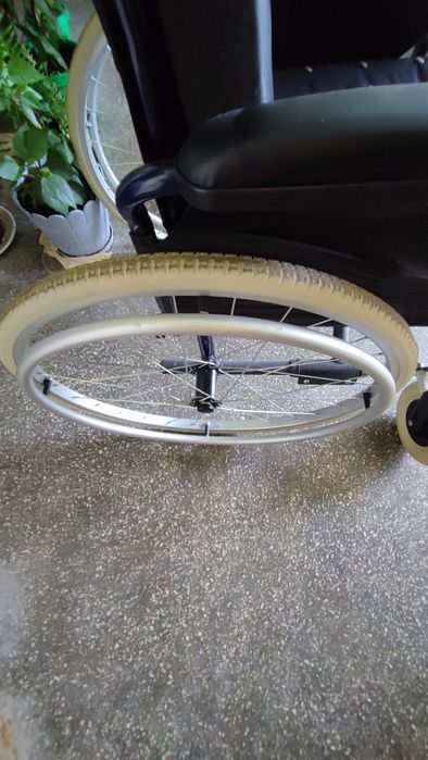 Fotoliu rulant pliabil, cu manevrare manuala, ca nou, impecabil