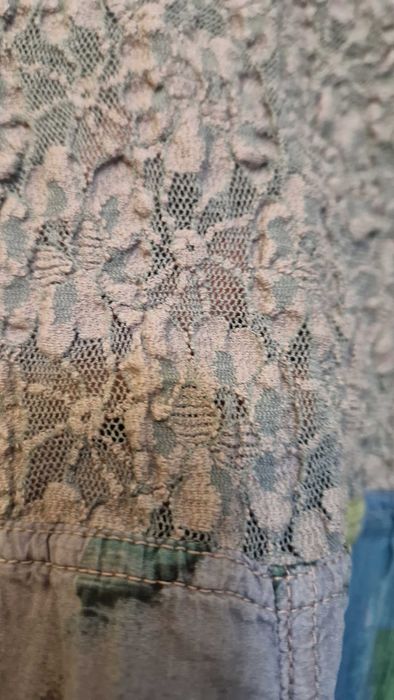 Рокля с дантелена платка.