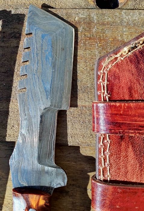 Тактически нож от дамаскова стопамана