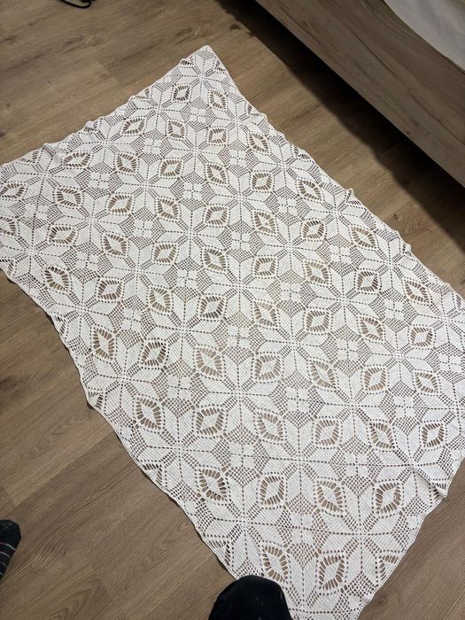 Față de masă lucrată manual