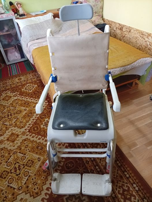 Количка за баня за трудноподвижни хора