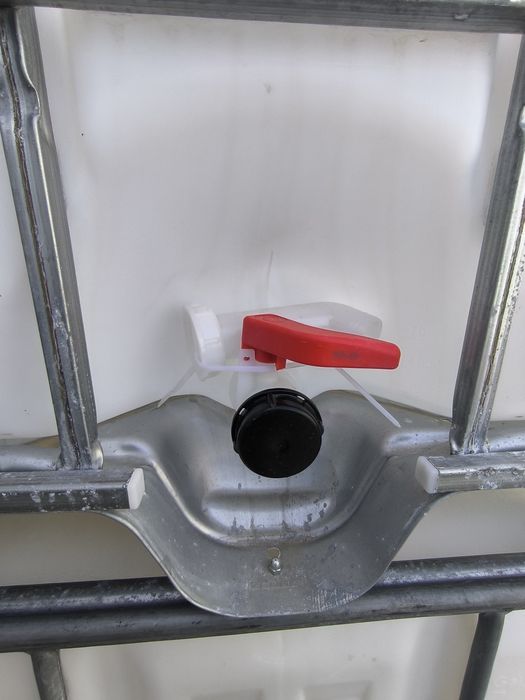 Бидони 1000 литра, един тон, Цистерни