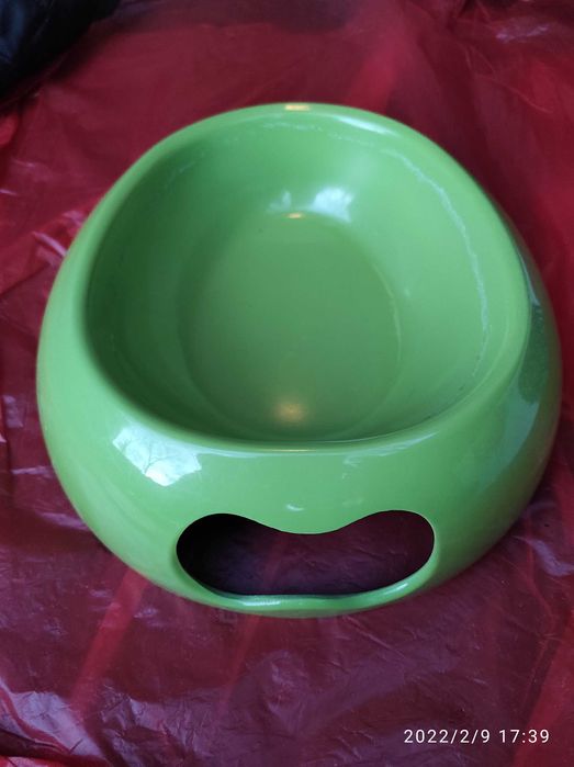 Продавам каишки,нашийници, поводи, четки, купички за храна.