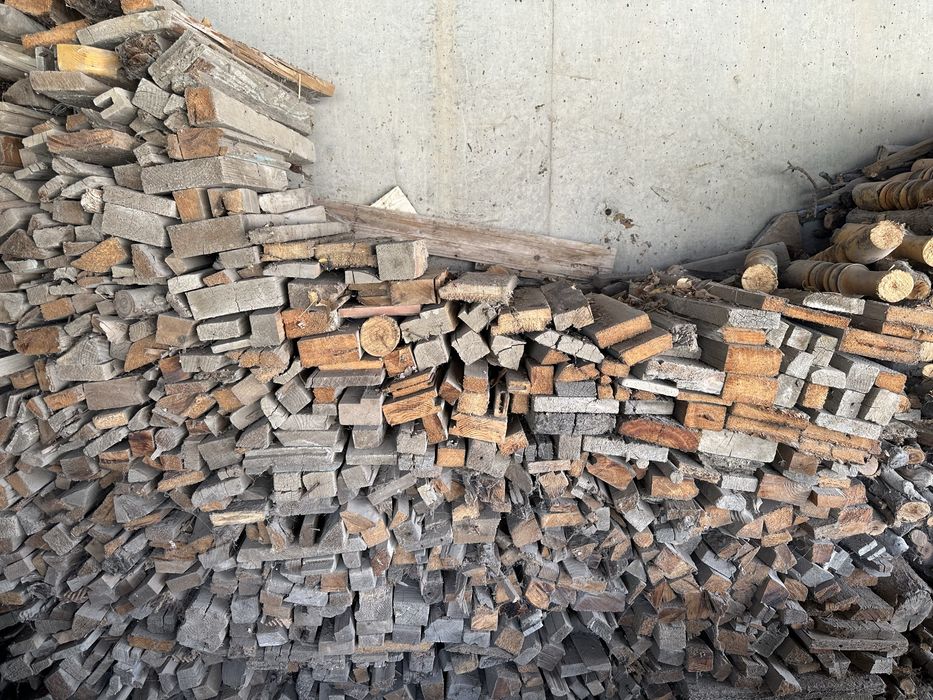 Подаю дрова для казан