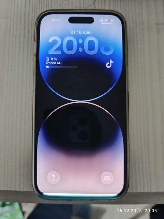 14 про в экране есть полоска в низу на фотке видно