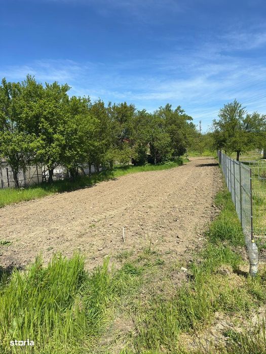 Intravilan IșalnițaApă și canal,posibilitate de c.electric și gaz