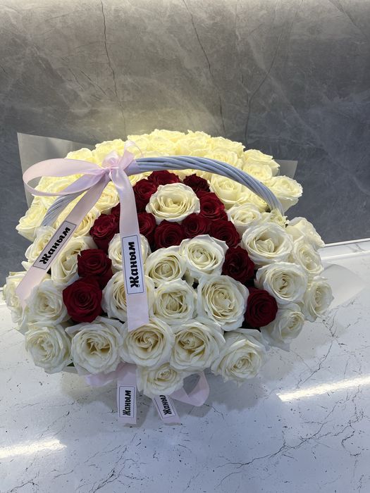 Букет роза на корзиночке. Свежие пахнет розам