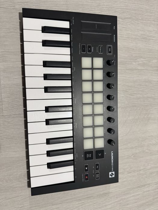 Novation Launchkey Mini MK3  Claviatura MIDI